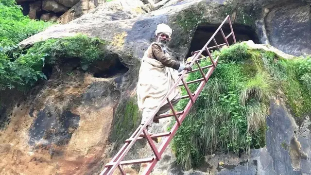 ወደ ቅዱስ ጊዮርጊስ ገዳም የሚያስወጣ መሰላል