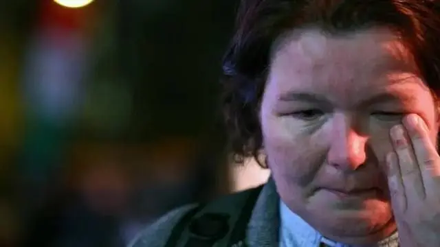 женщина плачет