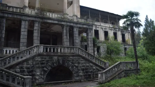 Многие здания все еще стоят заброшенными