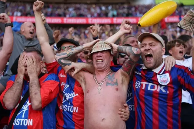 Болельщики на стадионе