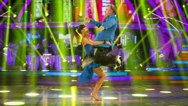 Mantan menteri, Ed Balls, di lomba menari Strictly Come Dancing dengan musik K-pop.