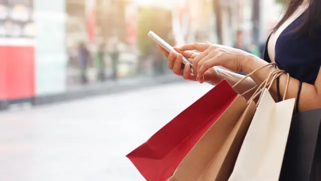 இரவு நேரத்தில் இளம்பெண் ஊர் சுற்றினால் தவறா?