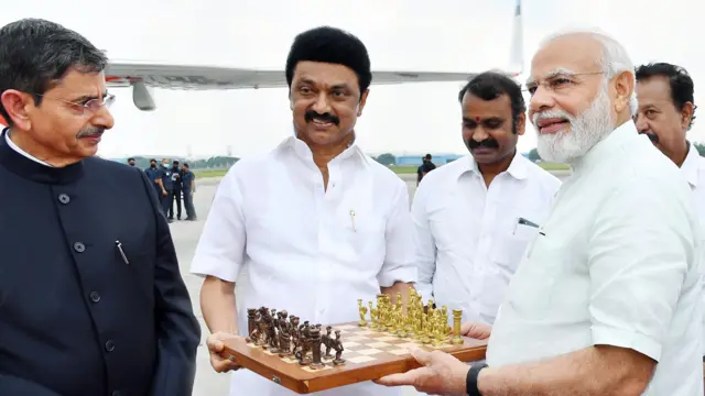 तमिलनाडु के राज्यपाल आरएन रवि, सीएम एमके स्टालिन और भारत के पीएम मोदी.