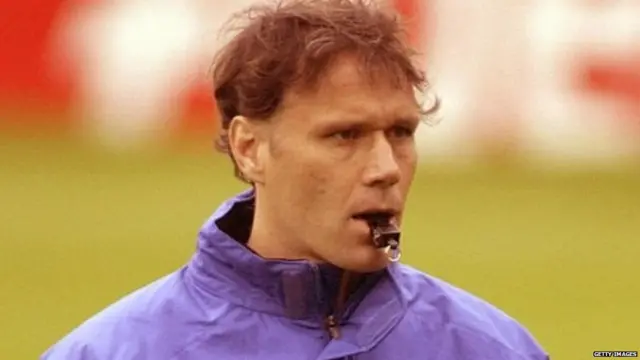 वैन बैस्टन ने रिटायर होने के बाद अपनी राष्ट्रीय टीम के लिए फ़ीफ़ा मैनेजर की भूमिका निभाई