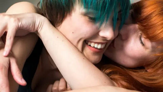 به نظر کارشناسان روایت‌های سنتی از باکرگی نشان‌دهندهٔ بسیاری از تجربه‌های جوانان امروز نمی‌شود.