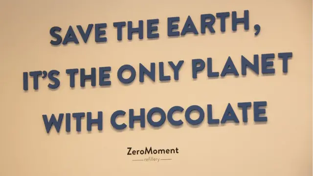 ประโยคบนผนังร้าน "ช่วยโลกของเรา เพราะเป็นดาวเคราะห์เดียวที่มีช็อคโกแลต"
