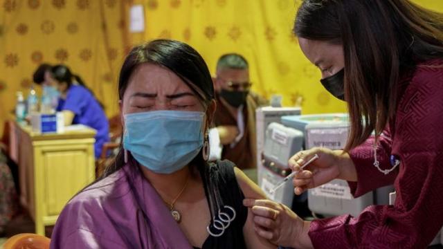بوتان در یک هفته بیشتر جمعیت ۸۰۰ هزاری خود را واکسن زد