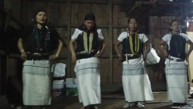 'इगोकाटो' गावातील होम स्टेमध्ये स्थानिक महिलांनी खास अरूणाचली नृत्य सादर केले.