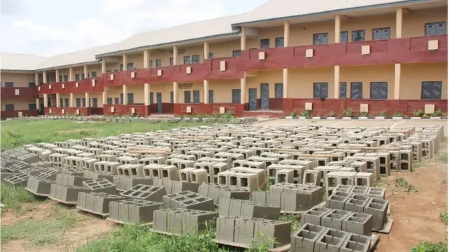 Awọn bulọku naa nileewe ọhun