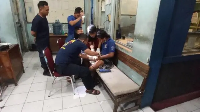 Petugas Damkar Semarang memotong cincin yang menyangkut di penis seorang pria asal Demak, Jawa Tengah, Senin (19/06/2023). 