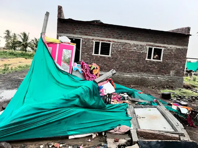 सांगली जिल्ह्यात वादळी वारा आला.