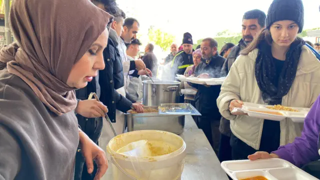 Gönüllülerin yemek dağıtımı