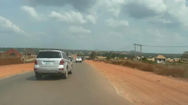 Ụgbọala na-acha ntụntụ na-agba n'okporoụzọ dị n'Enugwu Steeti