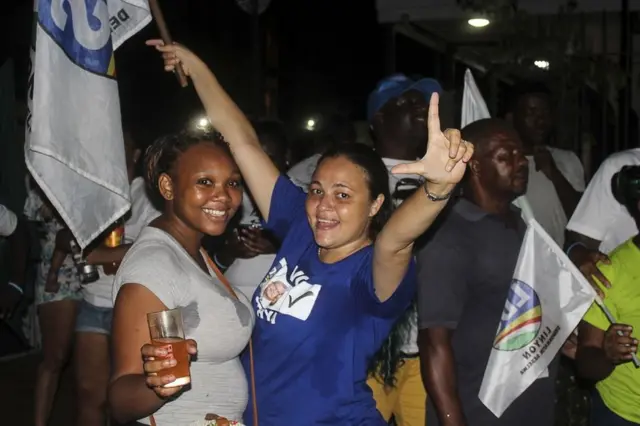 Les partisans de l'opposition sont venus célébrer la victoire ce week-end