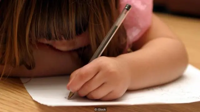 Trẻ con thể hiện rất nhanh chóng là nó thuận tay nào