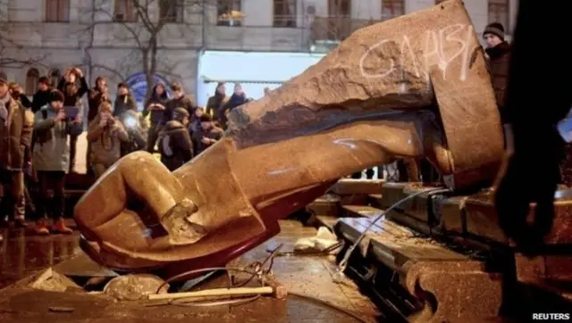 नवंबर 2013 में यूक्रेन की राजधानी कीएव में लेनिन की मूर्ति को गिरा दिया गया था