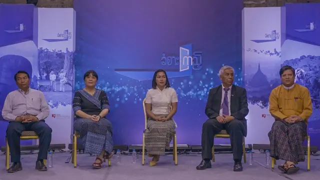 မထက်ထက်ခိုင် (အလယ်) မီဒီယာအက်ရှင်က ထုတ်လွှင့်ခဲ့တဲ့ ခံစားကြည့်ရုပ်သံအစီအစဉ်ရဲ့ တင်ဆက်သူလည်းဖြစ်ခဲ့ပါတယ်။