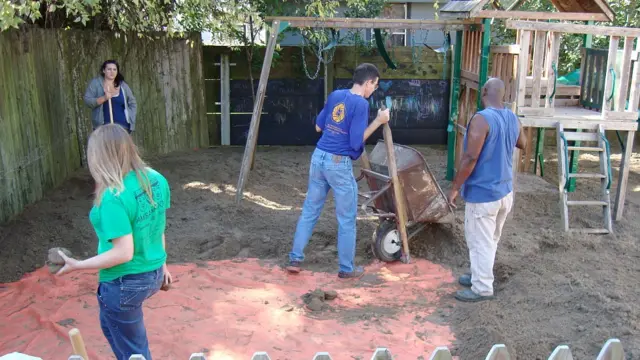 Limpieza de una plaza de juegos en Nueva Orleans, en la que se colocó un geotextil y luego una capa de tierra