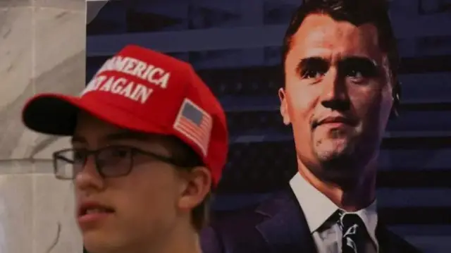 Хлопець біля Капітолію штату Юта після вбивства Кірка.