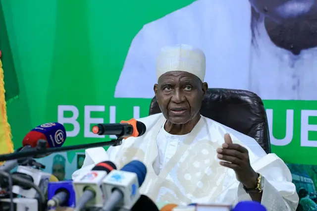 Bello Bouba Maigari, président de l'Union nationale pour la démocratie et le progrès (NUDP) et candidat à l'élection présidentielle, s'exprime lors d'une conférence de presse à Yaoundé le 8 août 2025