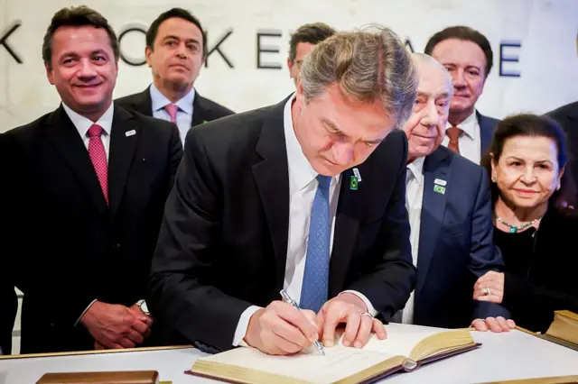 Joesley Batista assina o livro de visitas no pregão da Bolsa de Valores de Nova York (NYSE), em Nova York, quando as ações da JBS NV começaram a ser negociadas