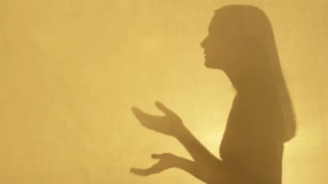 Silueta de mujer hablando consigo misma