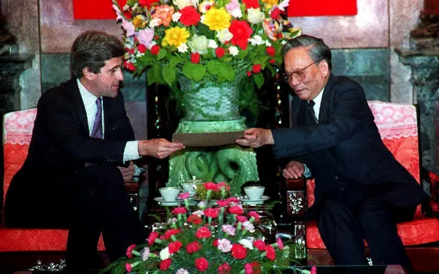 Thượng nghị sĩ Hoa Kỳ John Kerry (Đảng Dân chủ - bang Massachusetts), Chủ tịch Ủy ban đặc biệt của Thượng viện về các vấn đề tù binh và người Mỹ mất tích (POW/MIA), trao cho Chủ tịch nước Việt Nam Lê Đức Anh (phải) một bức thư từ Tổng thống George H. W. Bush vào ngày 18 tháng 11 năm 1992