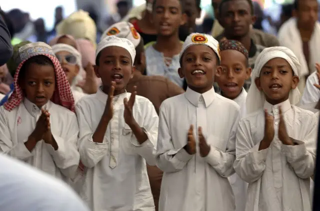 ልጆች መንዙማ ሲያሰሙ