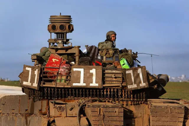 یک سرباز اسرائیلی از برجک تانک مرکاوا به اطراف نگاه می کند