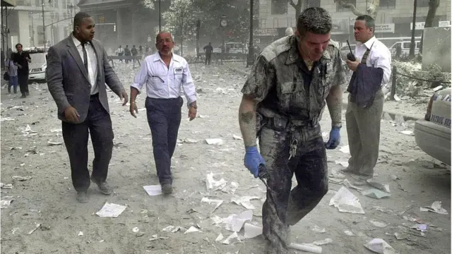 ওয়ার্ল্ড ট্রেড সেন্টার থেকে কয়েক ব্লক দূরে সেন্ট পলস চ্যাপেল ধরে হেঁটে যাচ্ছেন এক পুলিশ কর্মকর্তা।