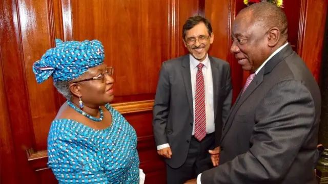 Okonjo-Iweala na Onyeisiala mba Saụt Afrịka b Cyril Ramaphosa