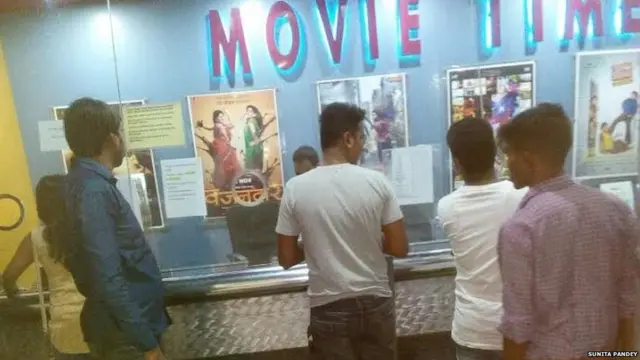 मॉल में लोग फ़िल्म देखने कम पहुंचे