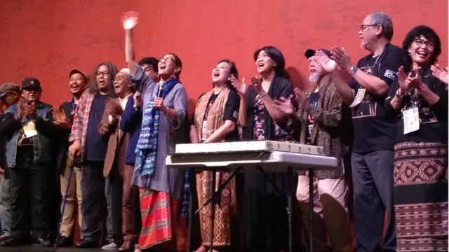 Dipimpin oleh salah satu pendiri Teater Koma, Jajang C. Noer, beberapa pendiri serta kru yang pernah terlibat dalam 40 tahun Teater Koma, menyanyikan lagu Selamat Ulang Tahun.