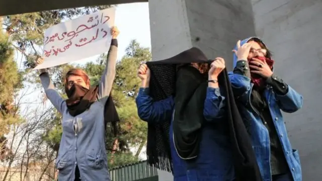 Maandamano yaendelea Iran,wana uslama washambuliwa na silaha
