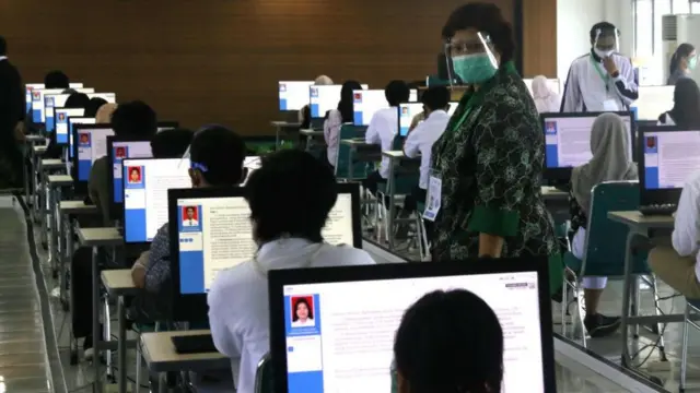 Sejumlah peserta yang mengenakan masker medis mengikuti ujian masuk perguruan tinggi di Universitas Pembangunan Nasional (UPN) Veteran Jakarta di Cinere, Jawa Barat, Indonesia pada 6 Juli 2020.