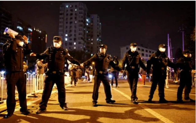 ਪ੍ਰਦਰਸ਼ਨਕਾਰੀਆਂ ਨੂੰ ਰੋਕਣ ਦੀ ਮਦਦ ਕਰ ਰਹੇ ਪੁਲਿਸਕਰਮੀ