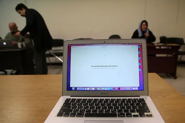 لپ‌تاپی که در آن قطعی اینترنت را نشان می‌دهد