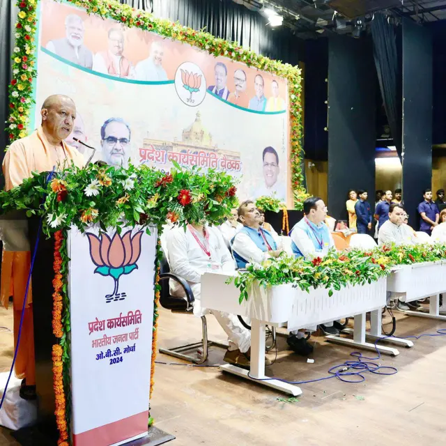 बीजेपी के ओबीसी मोर्चा की बैठक में योगी आदित्यनाथ और केशव प्रसाद मौर्य साथ नज़र नहीं आए