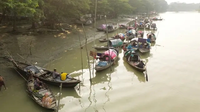 নদীন তীরে সারি সারি নৌকা বাঁধা