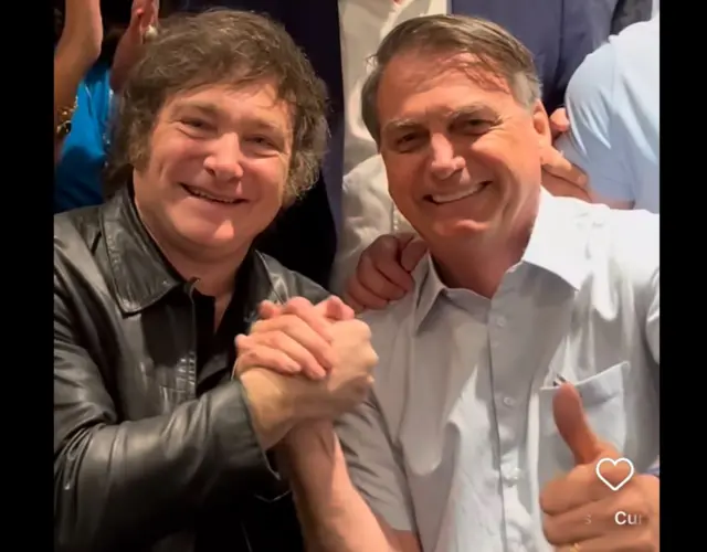 Milei e Bolsonaro se cumprimentam sorrindo