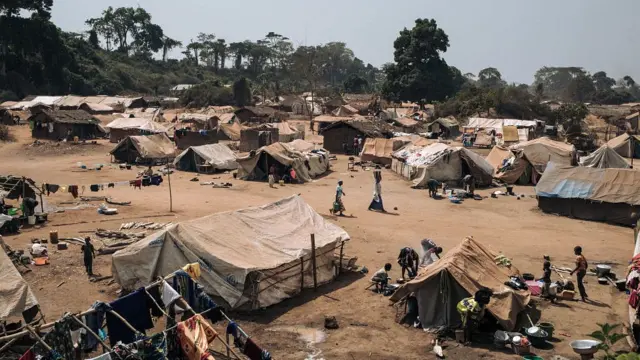 Des dizaines d'abris de fortune mis en place par des réfugiés centrafricains qui ont fui Bangassou vers Ndu, dans la province du Bas-Uele, en République démocratique du Congo, le 21 janvier 2021.