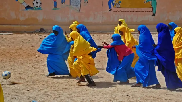 Mujeres jugando fútbol