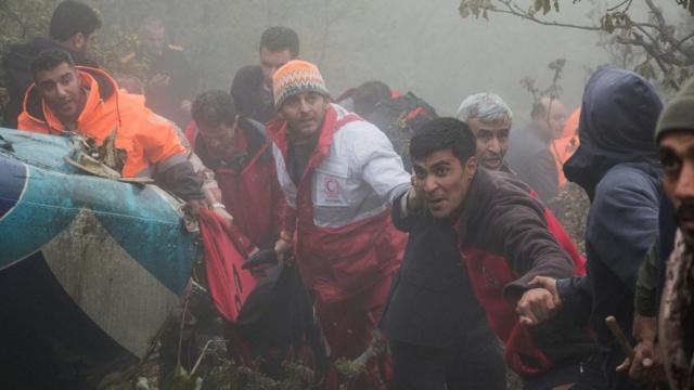 تیم امداد و نجات در پی سقوط بالگرد حامل ابراهیم رئیسی رئیس جمهور ایران در ورزقان کار می کند