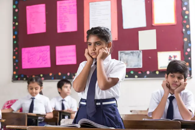 Myopia: लहान मुलांमध्ये चष्मा लागण्याचं प्रमाण का वाढतंय? तुमच्याही मुलांना लांबचं दिसत नाही का?