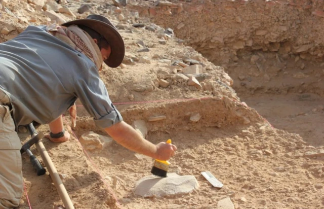 นักโบราณคดีของมหาวิทยาลัยแห่งชาติออสเตรเลีย ที่แหล่งขุดค้นทางตอนกลางของประเทศซาอุดีอาระเบีย