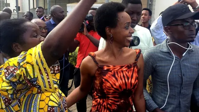 Diane Rwigara (hagati) amaze kugirwa umwere