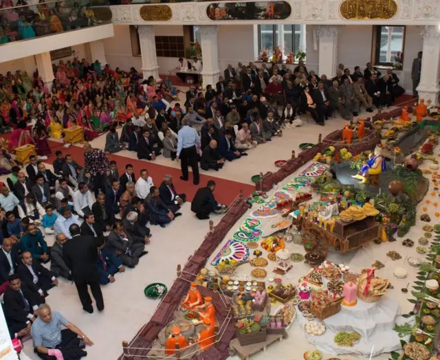 પૂજા કરતાં લોકો