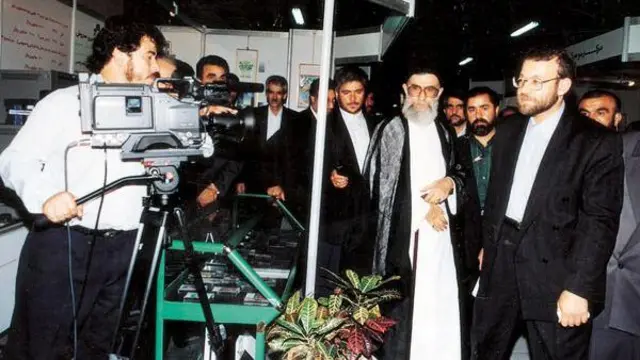 علی خامنه‌ای در مردادماه ۳۰ سال پیش، به مدت ۱۳ ساعت از سازمان صدا و سیما بازدید کرد.