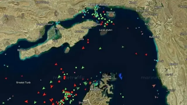 Imagen satelital del estrecho de Ormuz con puntos y flechas rojos y verdes que representan el tráfico marítimo, mucho más reducido