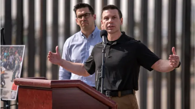 کوین مک آلینان، کمیسر اداره مرزبانی و گمرک آمریکا امروز در ال پاسو و مجاور یک اردوگاه صحرایی موقت نگهداری از مهاجران سخن میگفت